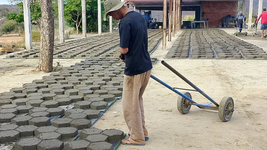 MÁQUINA DE FABRICAR BLOQUETE E MEIO-FIO - Foto 5