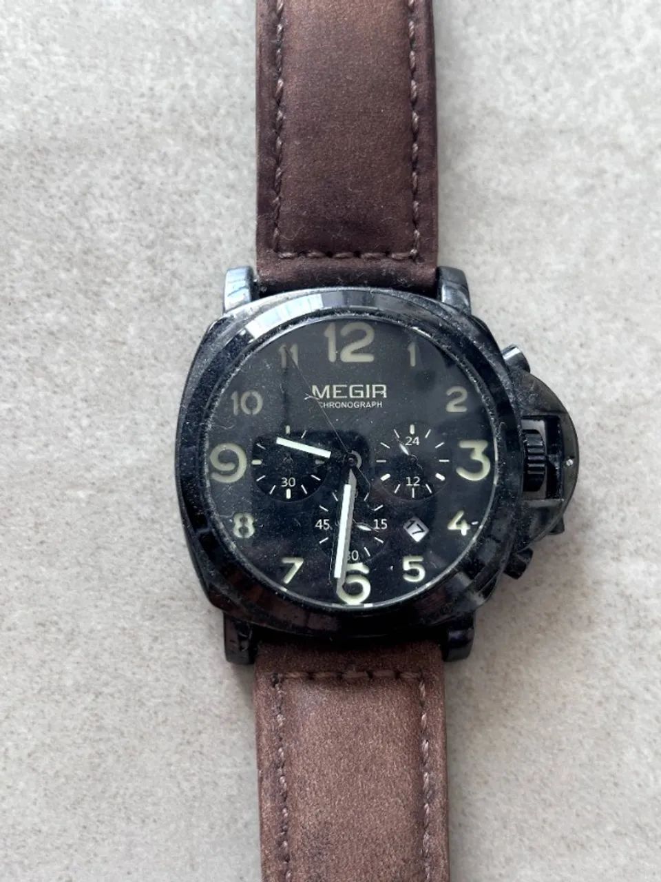 Relógio analógico redondo preto com pulseira de couro marrom da marca MEGIR® - Foto 2