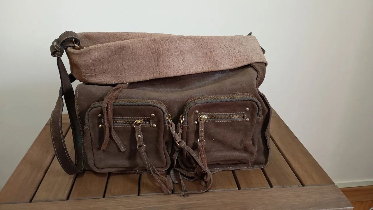 Bolsa estilo carteiro da marca Arezzo