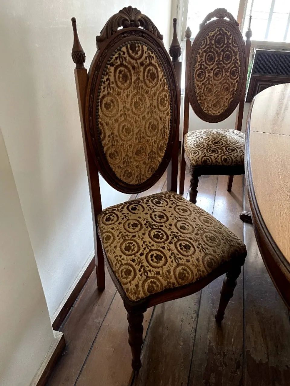 Mesa oval de madeira e cadeiras estofadas   - Foto 4