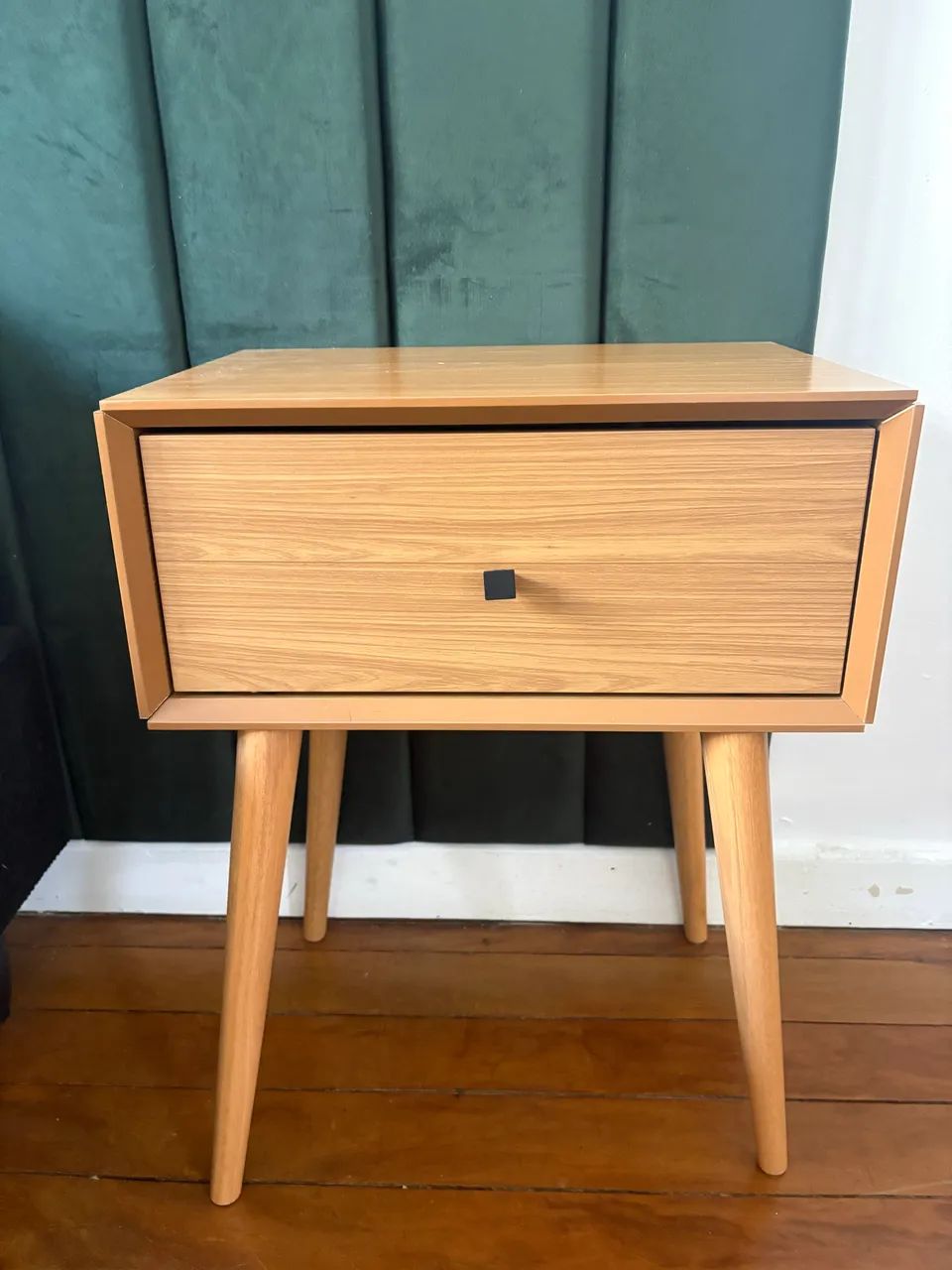 Mesa de cabeceira c gaveta 