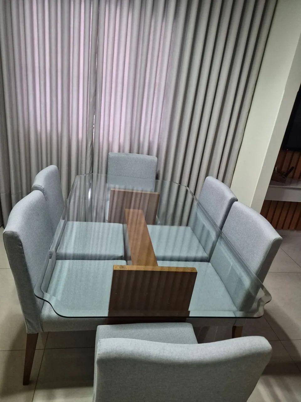 Mesa com tampo de vidro com 6 cadeiras  - Foto 2