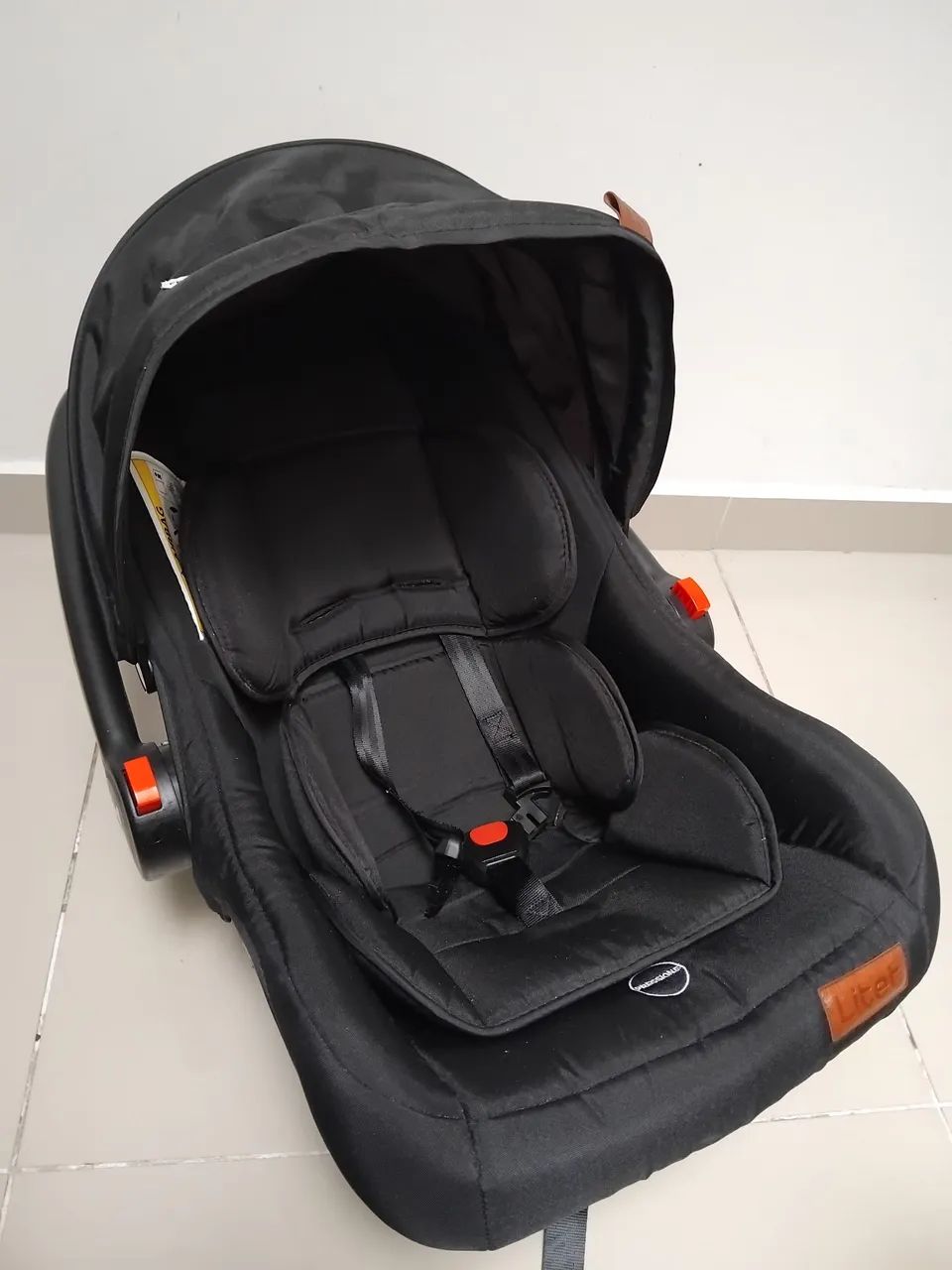 Bebê conforto com suporte para carro