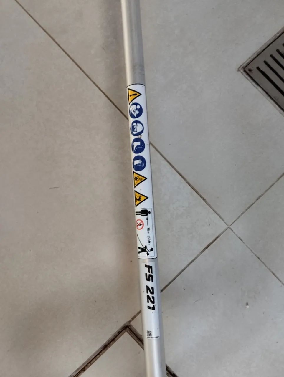 Roçadeira Sthil 221  300m de Fio, 2 Automático Novo, 1 Lâmina,3L de Óleo e outros equipame