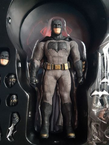 Batman Mezco BvS usado...15 cm
