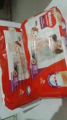 Fralda Huggies vermelha (shortinho)