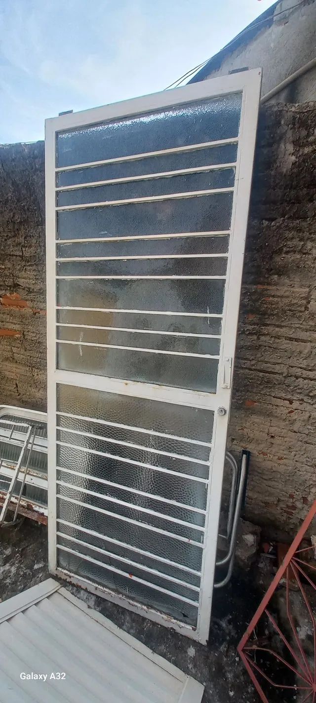 PORTA DE FERRO COM VIDROS E FECHADURA 2.01 x 0.80 , REFORÇADA