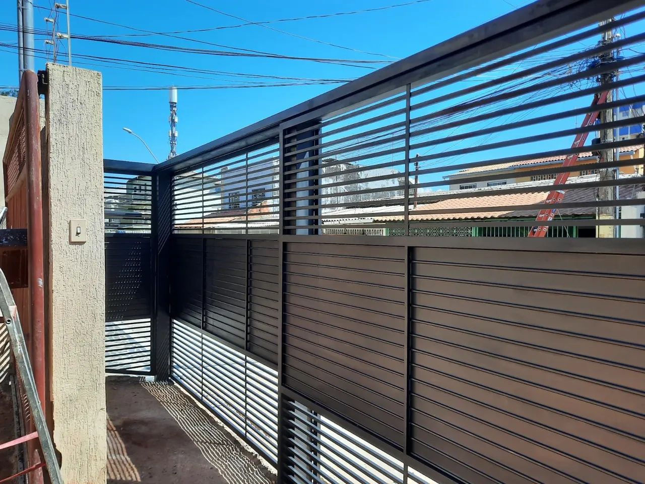 Portão de aço com tipa e chapa