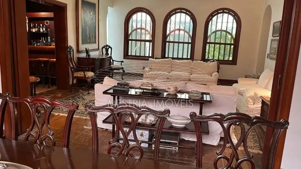 Casa próxima ao Colégio Santa Cruz com piscina e jardim !