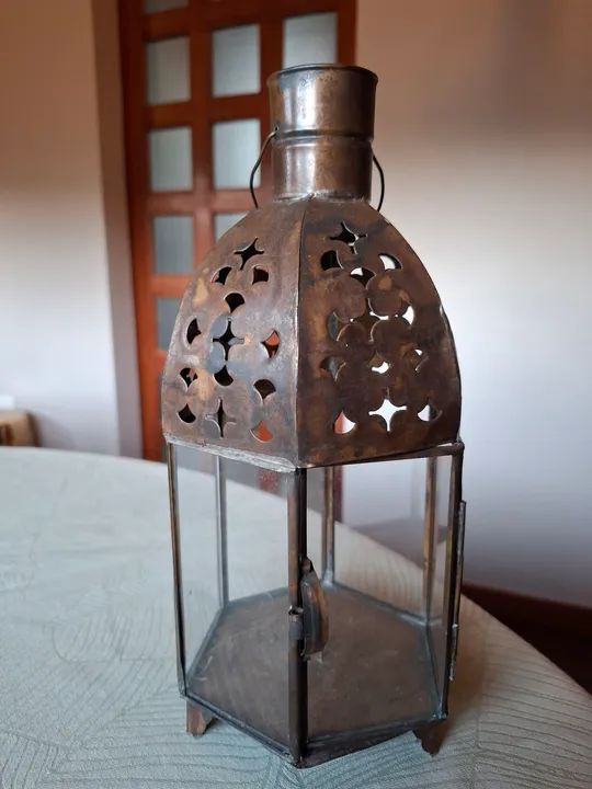 Lanterna decorativa vintage de metal e vidro comprada na Índia - Foto 3