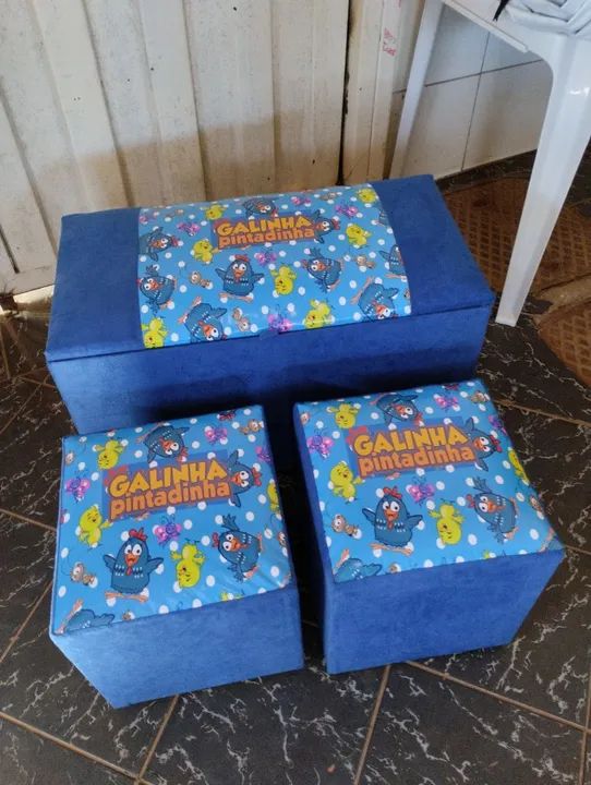 Kit de baú com 2 puffs 