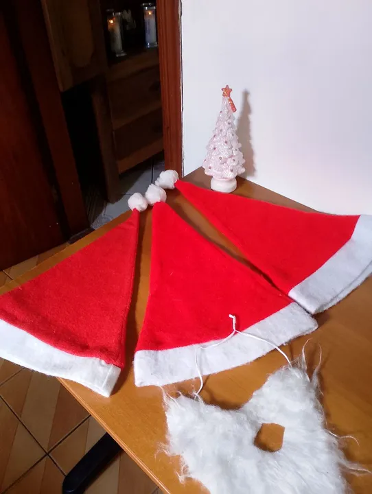 TRES GORROS, UMA BARBA E UMA ÁRVORE DE 25 CM.