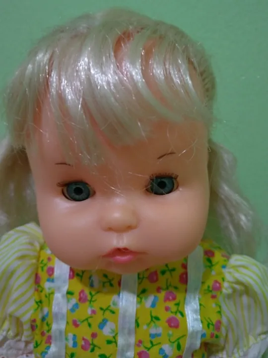 Boneca Nenu Banho com roupa amarela (Anos 90)
