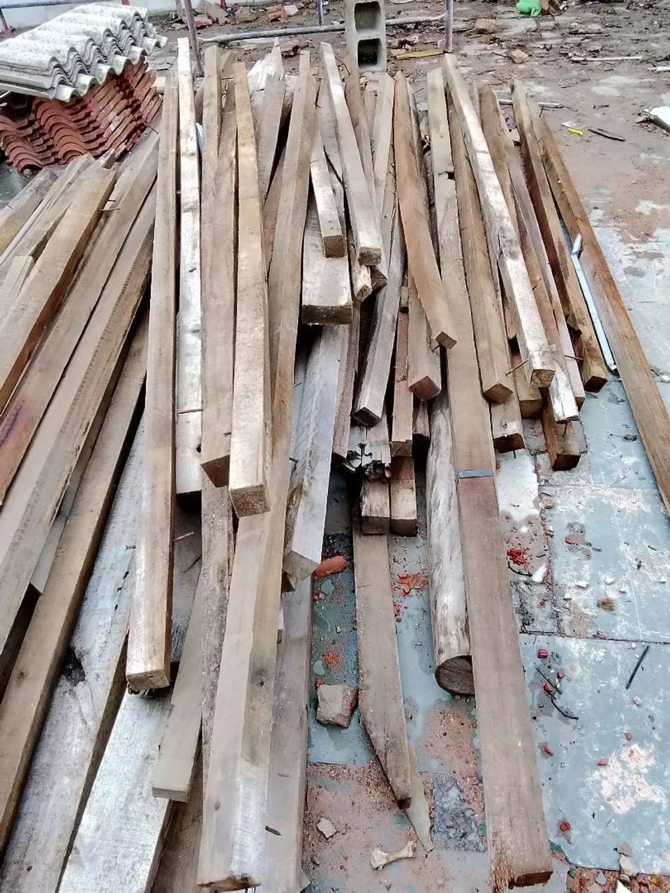 20 telhas de Brasilit, 40 caibros de 2,5 metros, 10 terças de 4 metros - Foto 5