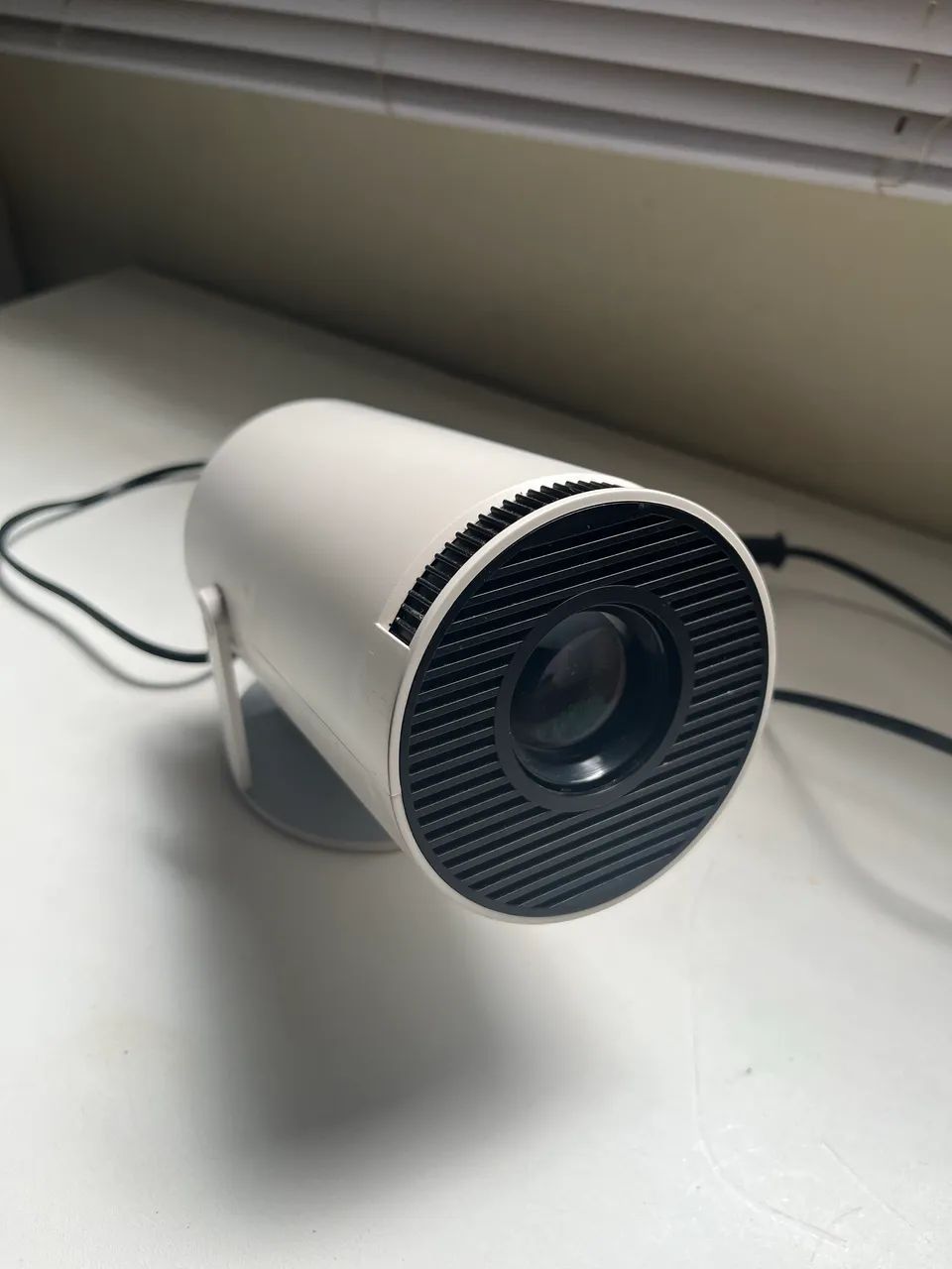 Mini projetor portátil HY300.64292274055683120