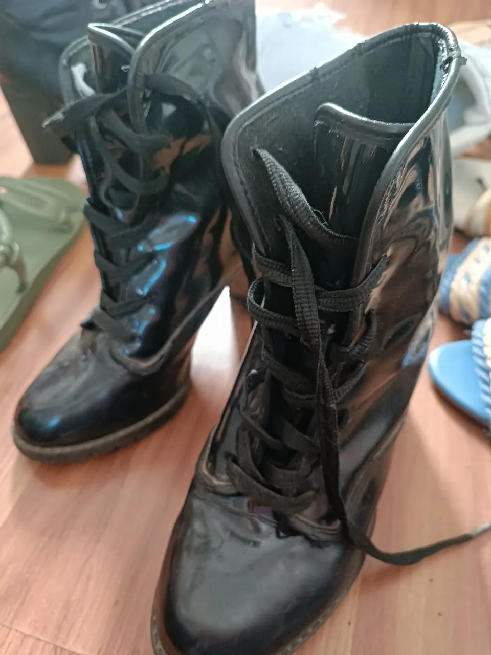 Vendo sapatos semi novos em um precinho acessível...