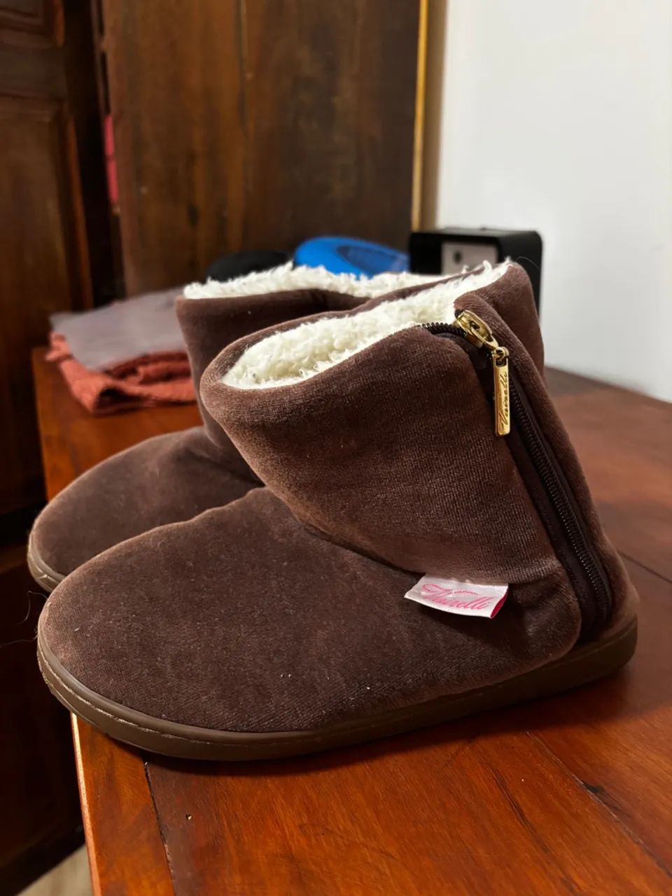 Bota estilo pantufa marrons com forro de lã e solado 36 - Foto 2