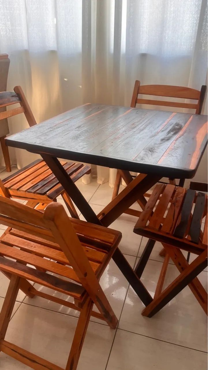 Conjunto de mesa e cadeiras de madeira dobráveis
