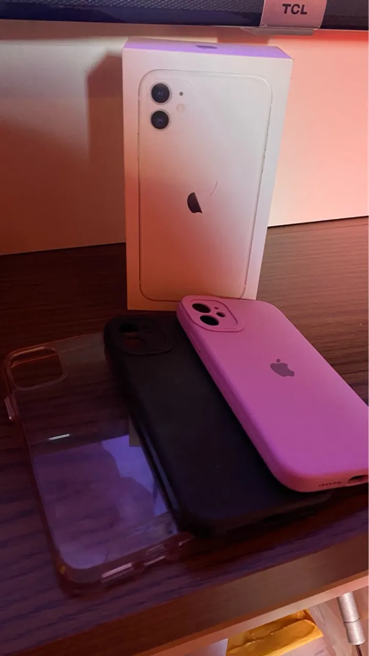 Estou vendendo um iPhone 11 na cor branca 128 gigas saúde da bateria%67