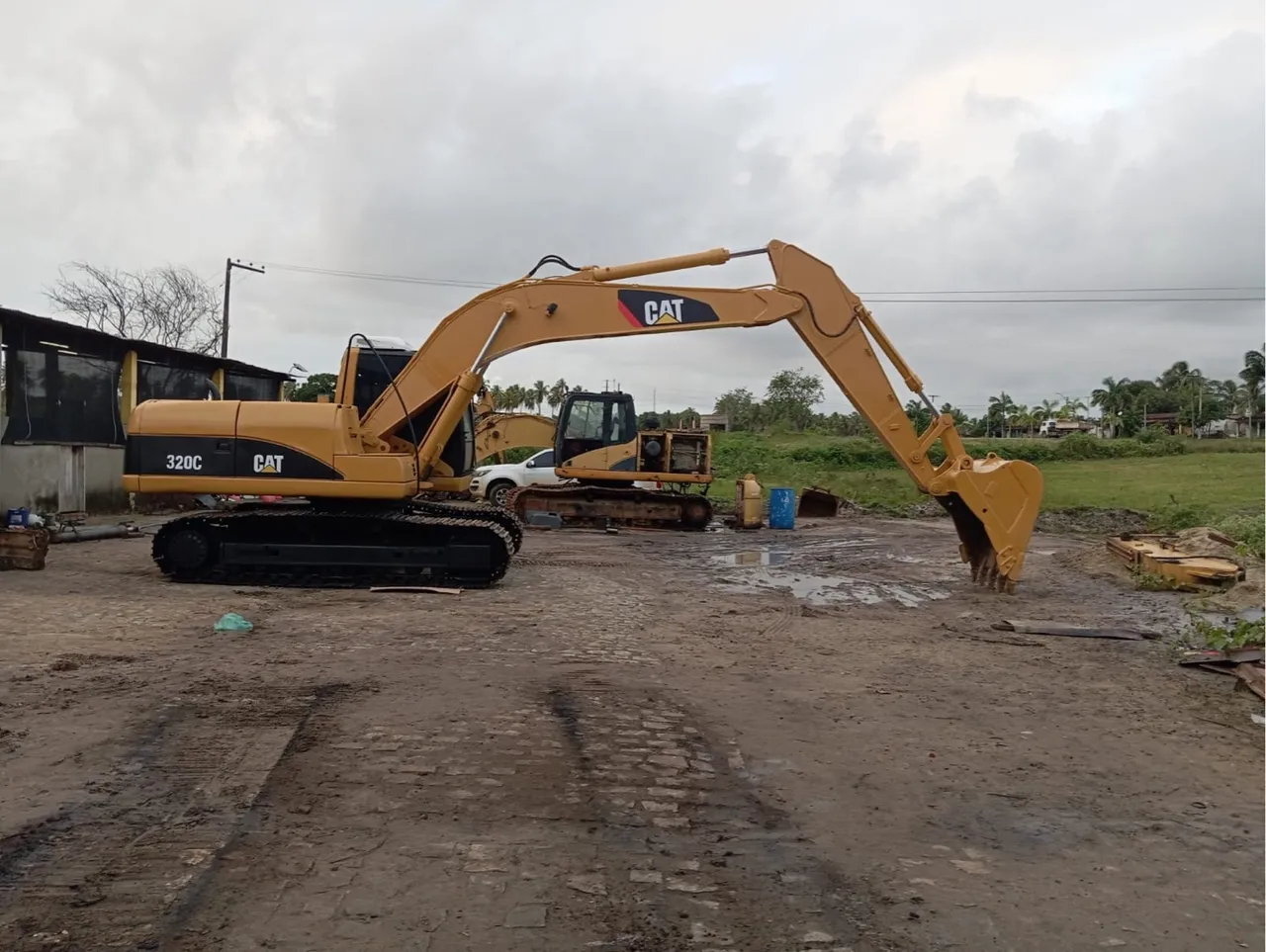 Escavadeira CAT 320C - Potência e Eficiência