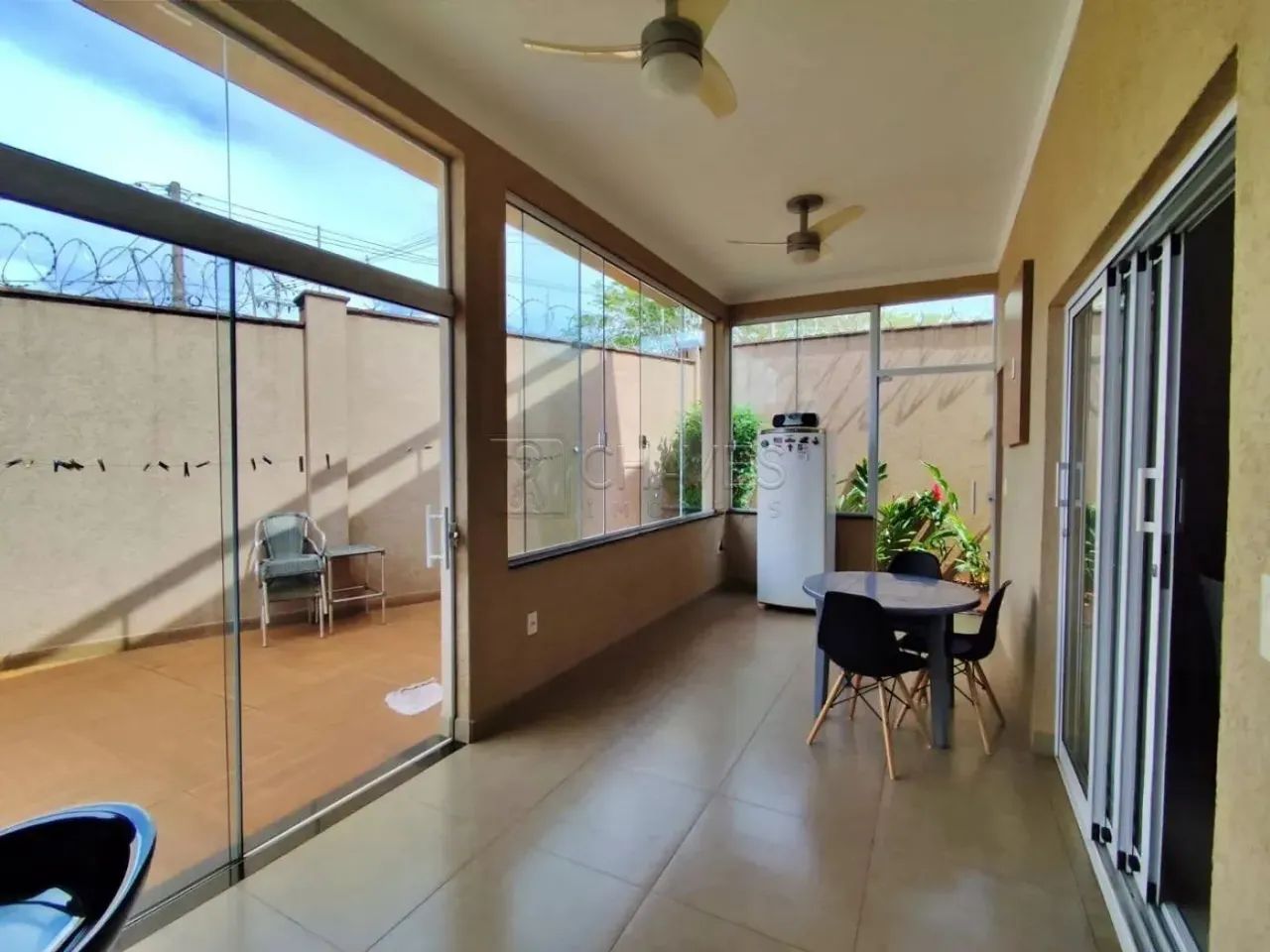 Casa condomínio de 3 suítes à venda no Condomínio Praça das Flores, 236,90 m², bairro Quin - Foto 5