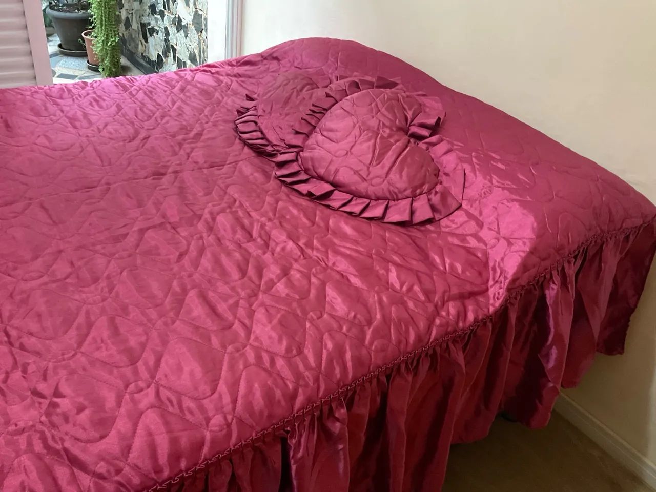 Cobre-leito rosa com almofadas de coração - Foto 5
