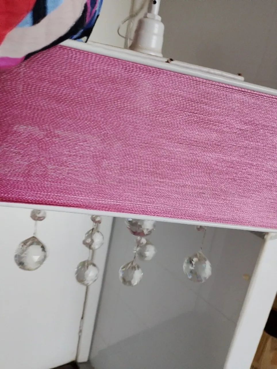 Lustre rosa com cristais
