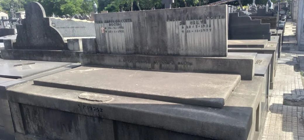 JAZIGO PERPETUO CEMITÉRIO DO CAJU PERTO DO PORTÃO E CABINE DO SEGURANÇA