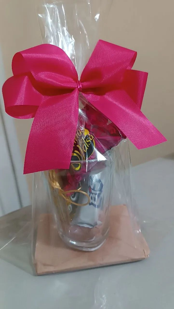 Presente Especial com caneca e chocolates