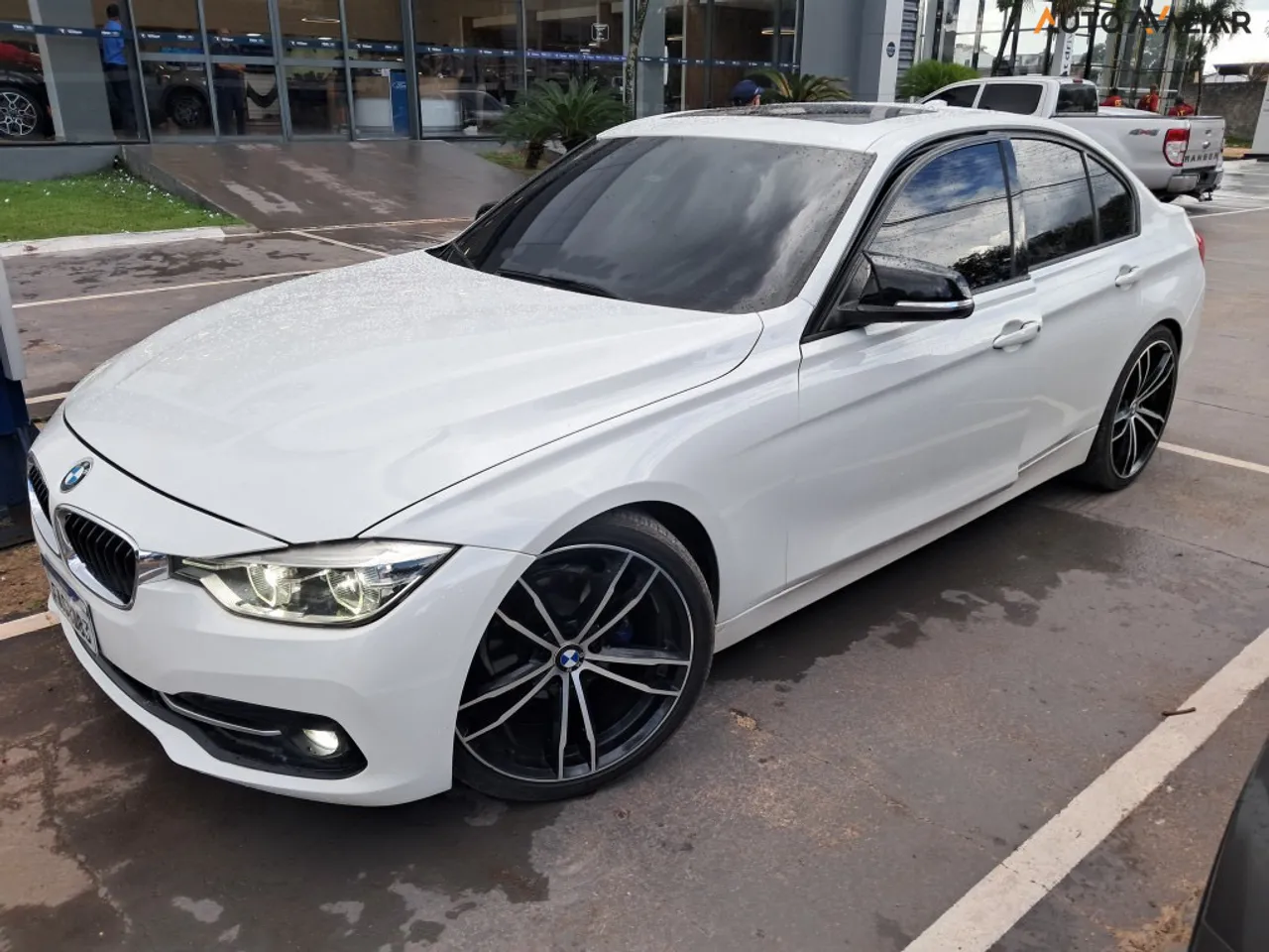 BMW 320i com teto solar solar