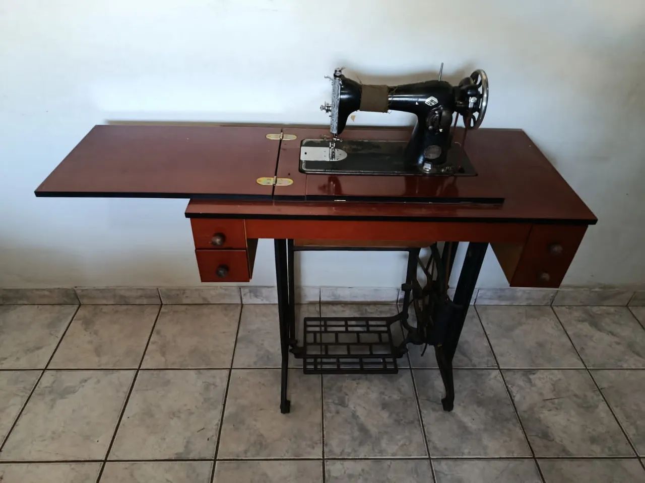 Cruslux Sewing Machine