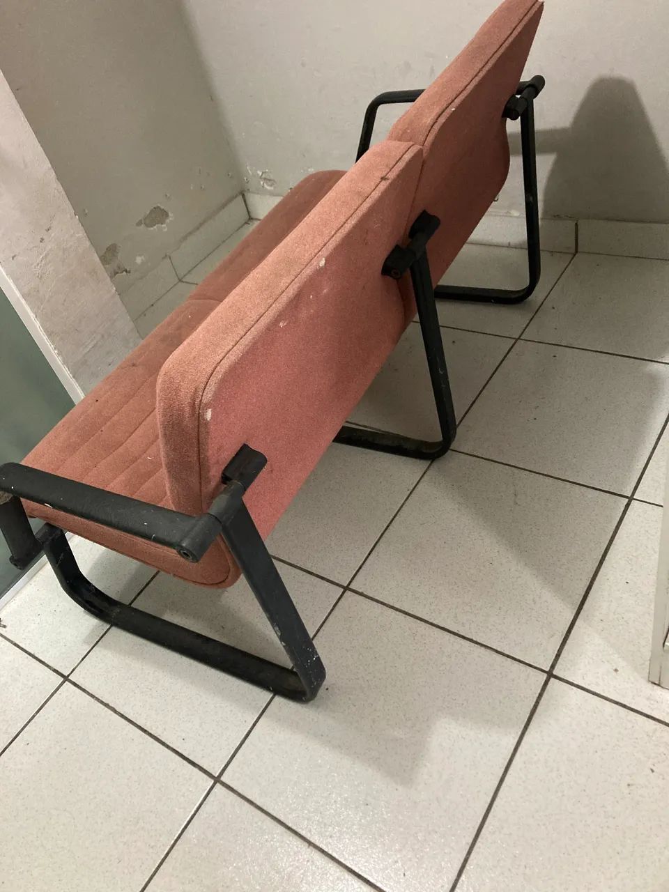 TROCO, SOFÁ DE ESPERA PLAXMETAL LINHA SUBLIME 2 LUGARES COM BRAÇOS BASE PRETA - Foto 4