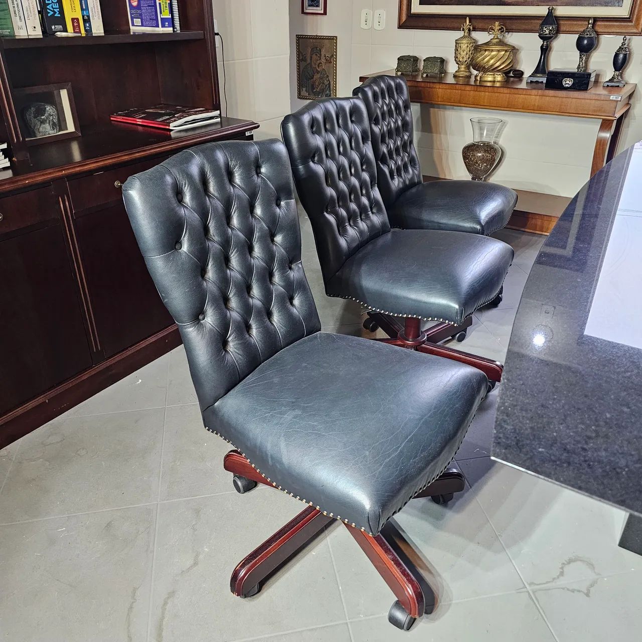 Móveis escritório super luxo, mesa com 6 cadeiras e 2 poltronas - Foto 5