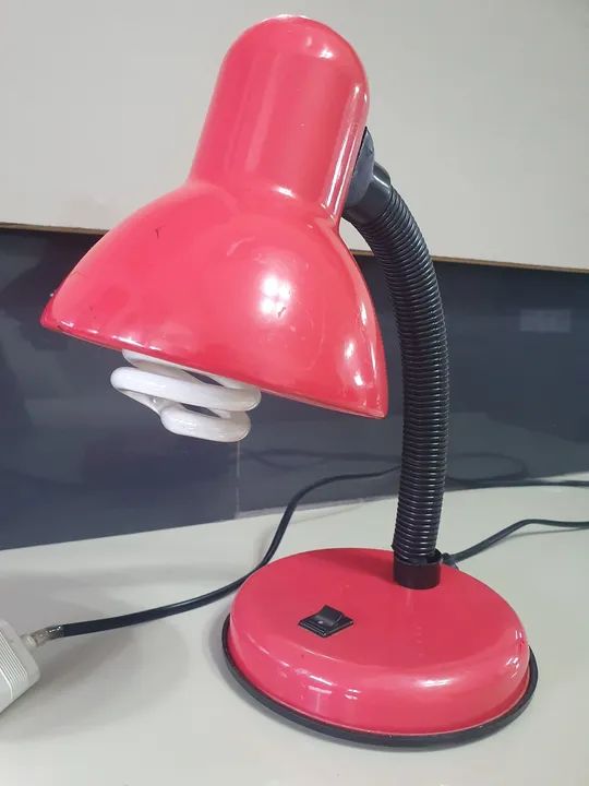 Luminária de mesa vermelha