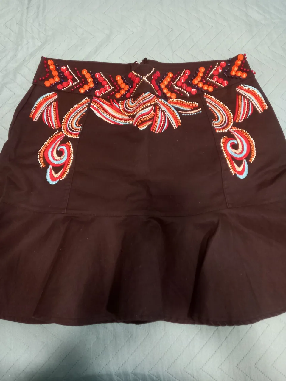 Saia Marrom Bordada com Detalhes Coloridos