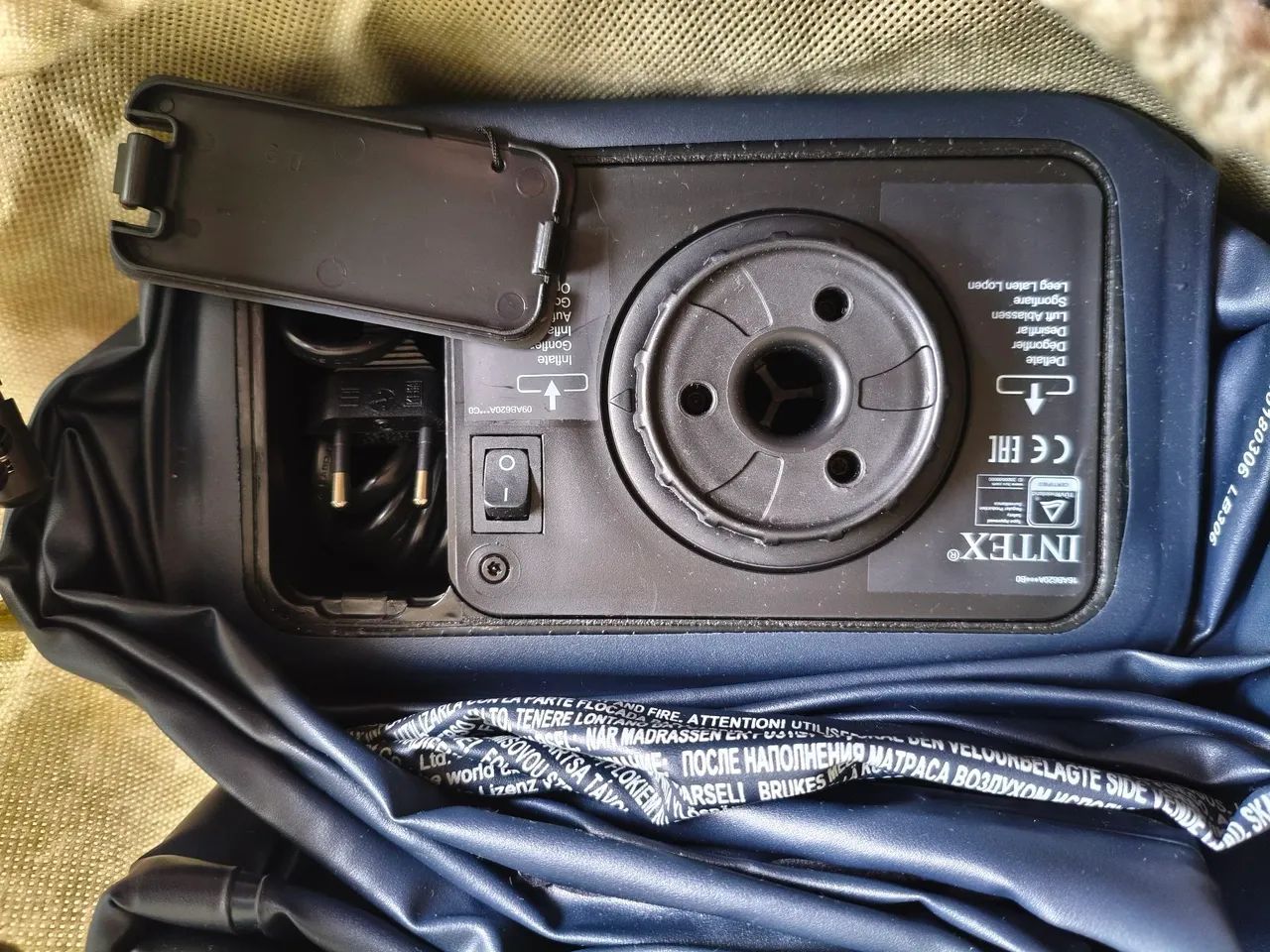 Colchão Inflável com bomba elétrica embutida INTEX - Preto