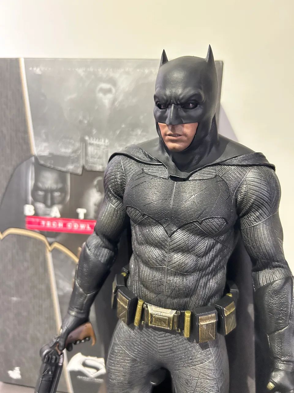 Action Figure Batman BvS 1/6 - Tech Cowl e Sniper Rifle - Hot Toys ...