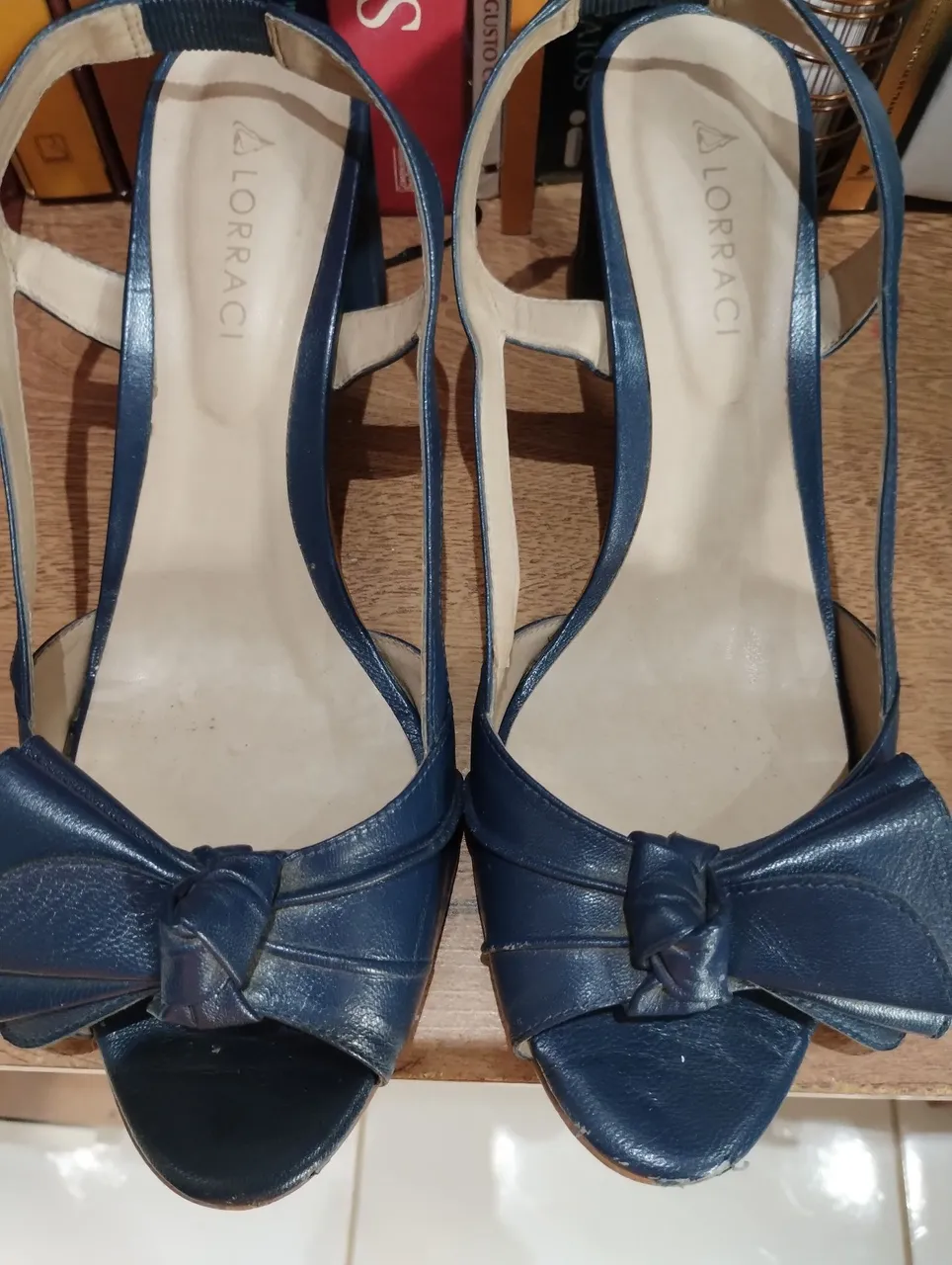 Sandálias de Couro Azul Escuro Lorraci - Elegância e Charme