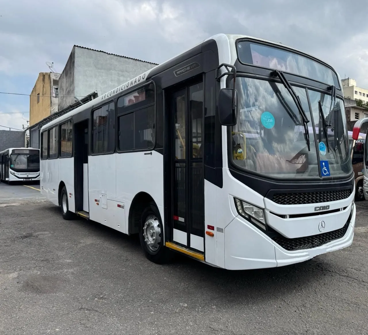 Caio Apache ano 2023/24 Mercedes 1721, com 42 lugares