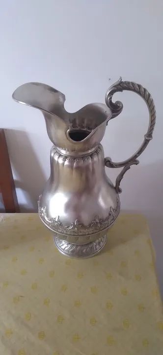 Ânfora ou gomil antiga em alpaca medindo 45 cm