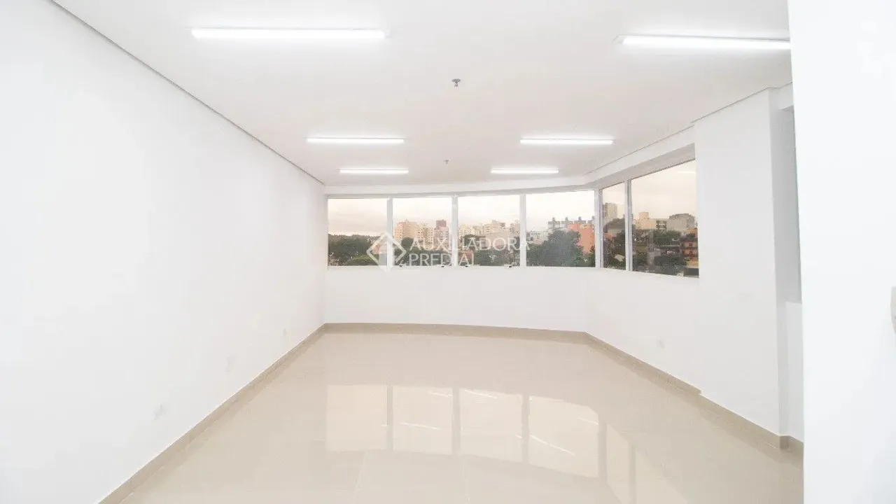 Sala Comercial no bairro Santa Terezinha, alto padrão.