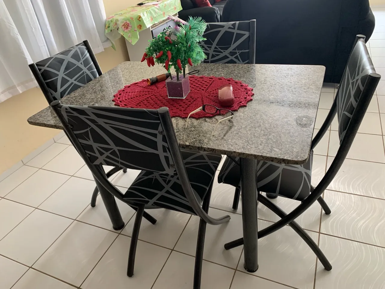MESA DE MÁRMORE COM 4 CADEIRAS 120 x 80