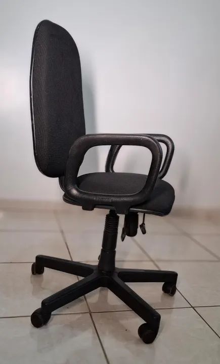 Duas Cadeiras - 1 Fixa com Estrutura Metálica + 1 Giratória para Escritório - Foto 5