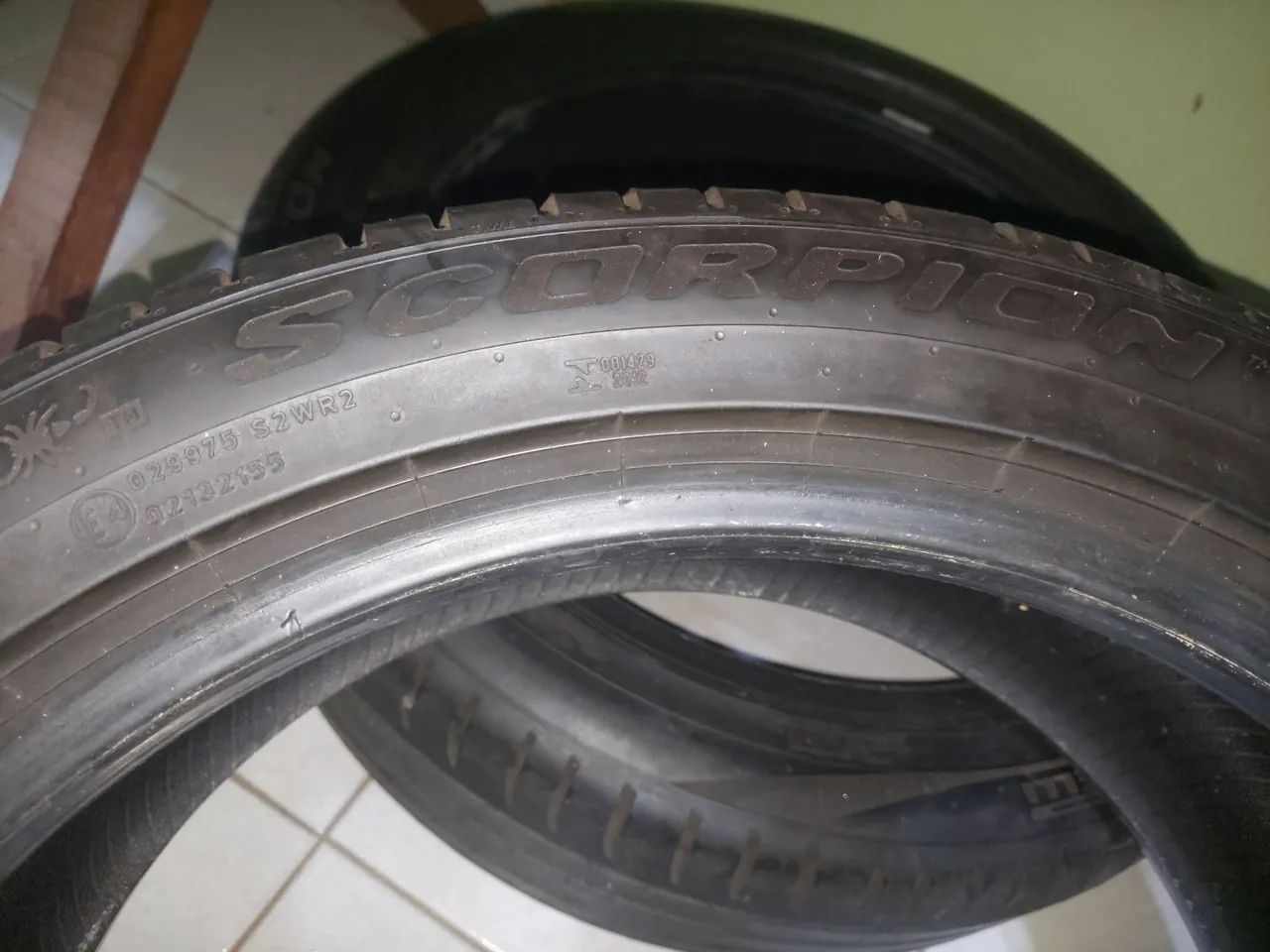 Pneu aro r19 235 45 - Foto 5