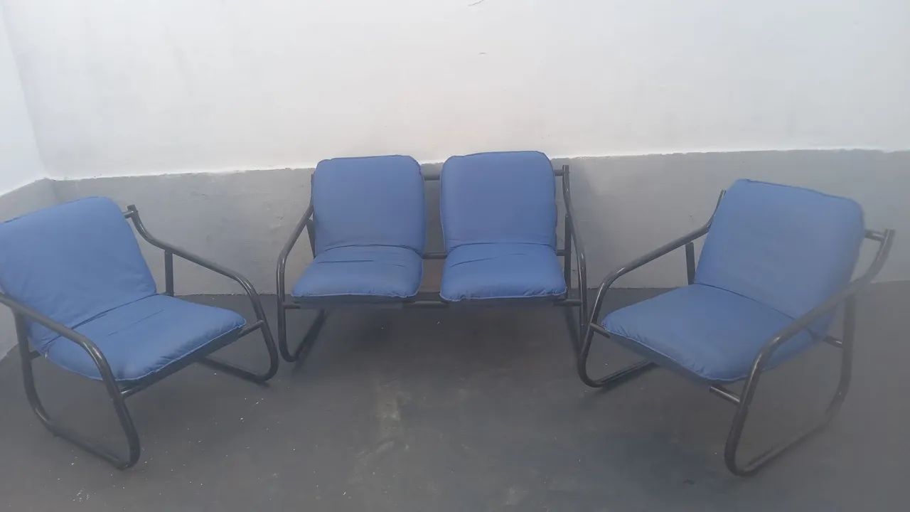 Conjunto de poltronas e sofá de 2 lugares