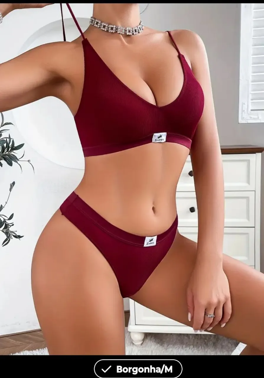 Conjunto de lingerie borgonha com detalhes