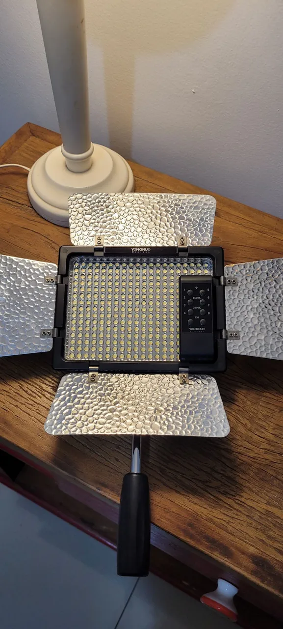 Iluminador LED Yongnuo YN300 III com Acessórios