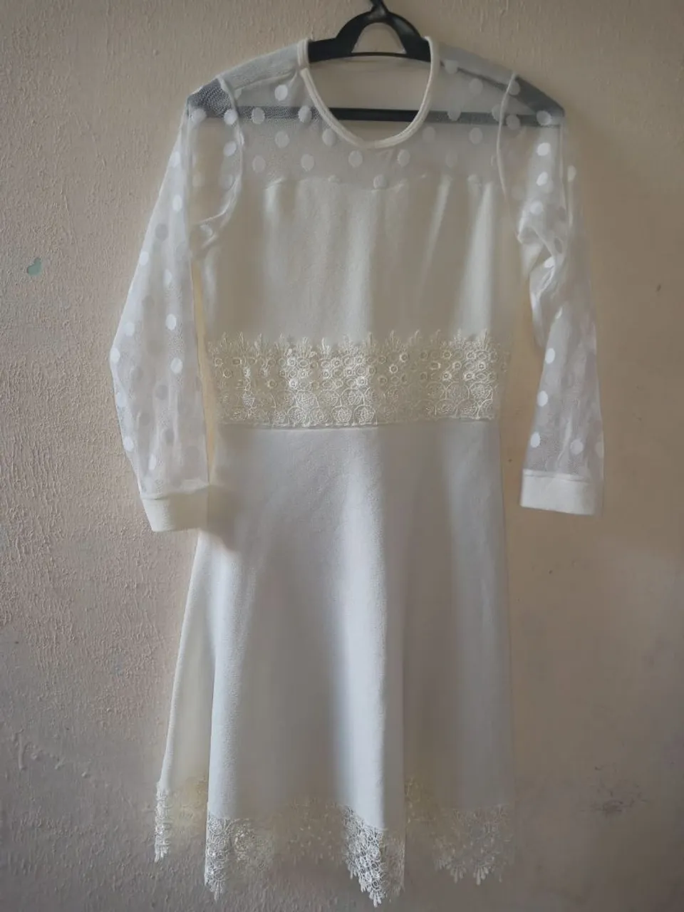 Vestido branco de renda com bolinhas