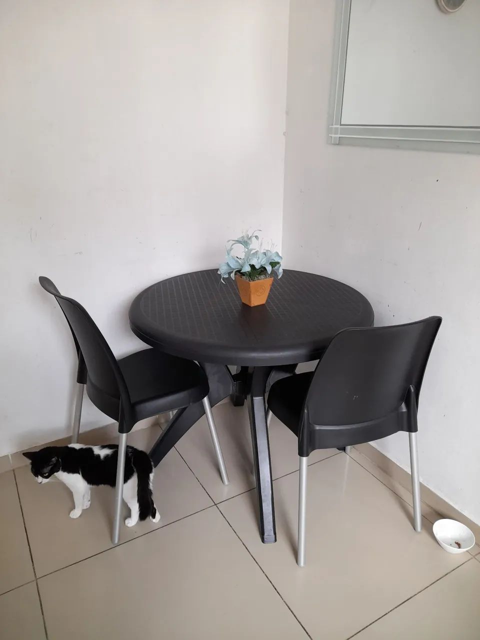 Round table with two durable plastic chairs64291059991298120