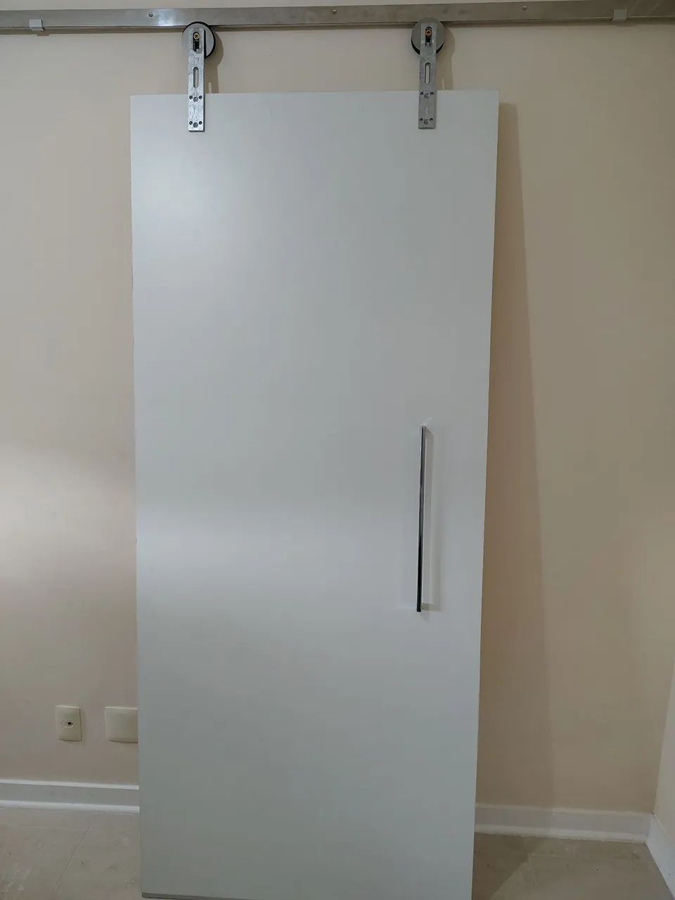 Porta de correr com ferragem em inox